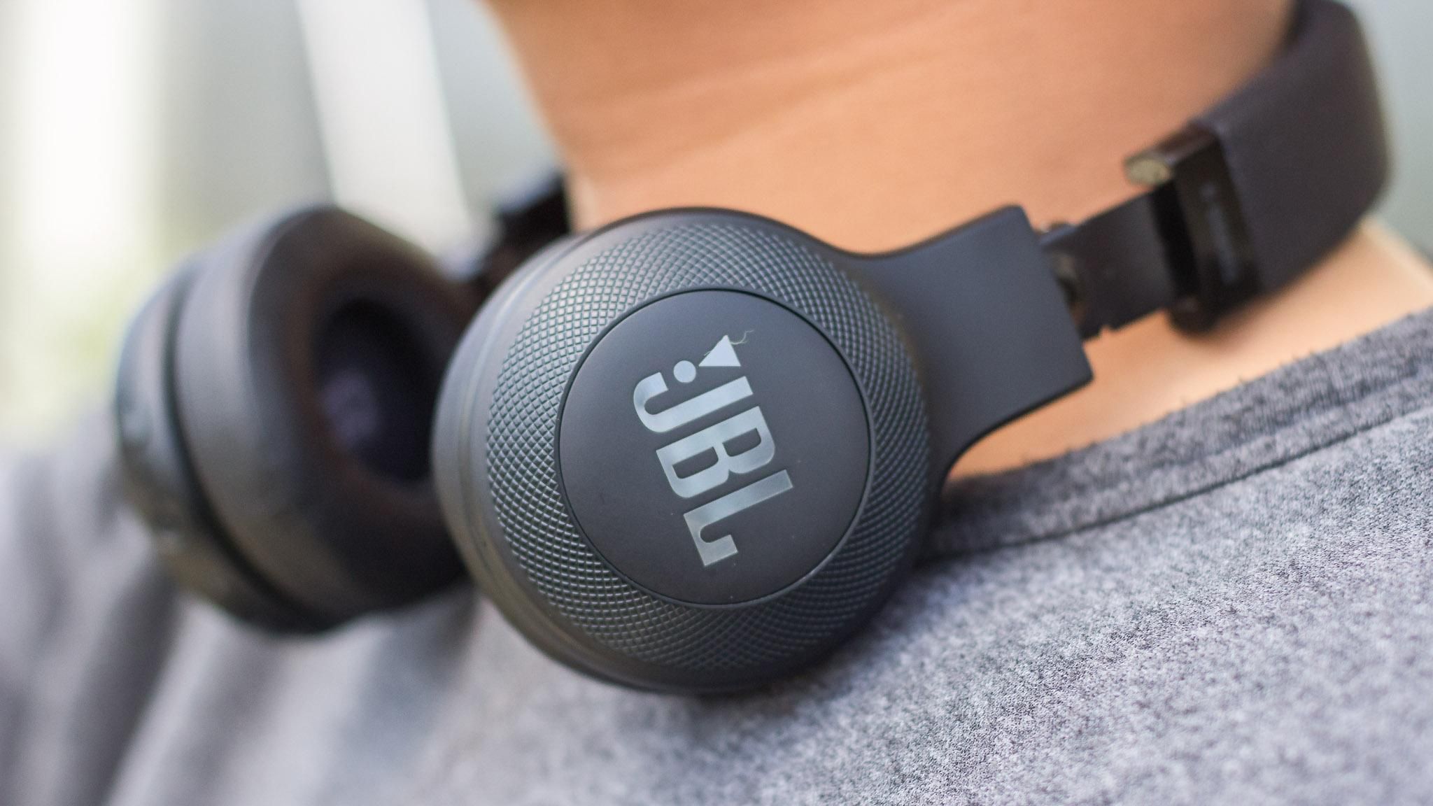 Harman обновила линейку беспроводных наушников JBL Harman обновила линейку беспроводных наушников JBL