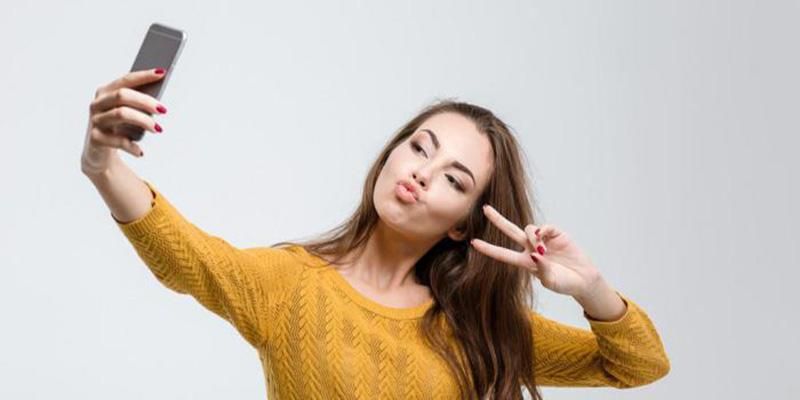 Небезпечне селфі: школярка вистрелила собі в обличчя, намагаючись зробити фото з пістолетом Небезпечне селфі: школярка вистрелила собі в обличчя, намагаючись зробити фото з пістолетом