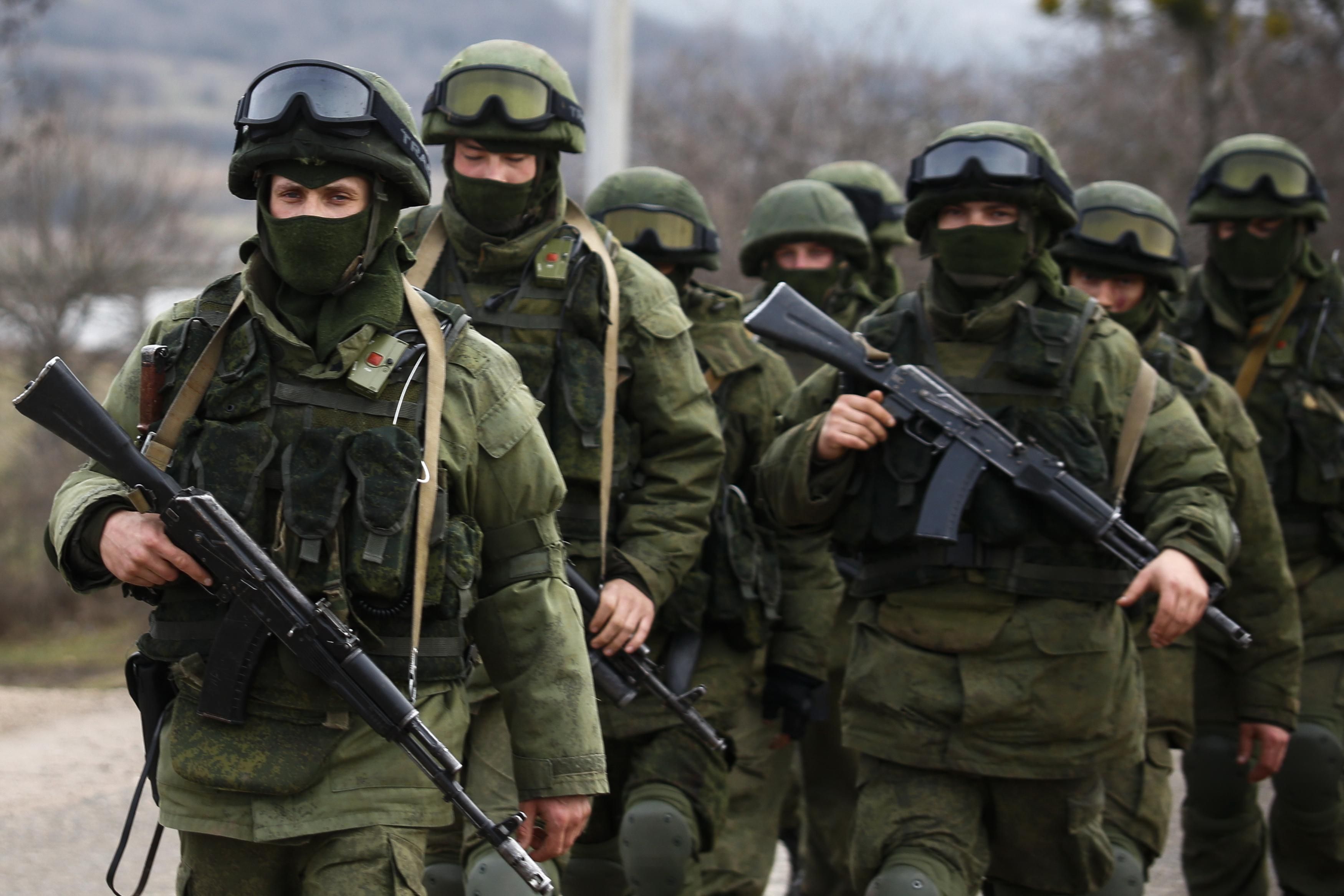 Засилье солдат и боевая техника: в оккупированном Крыму военных РФ учат вести бой