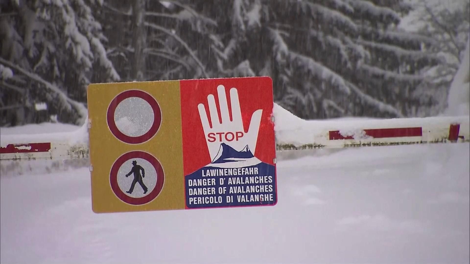 Аномальные снегопады засыпают Европу: в результате непогоды уже умерли 13 человек
