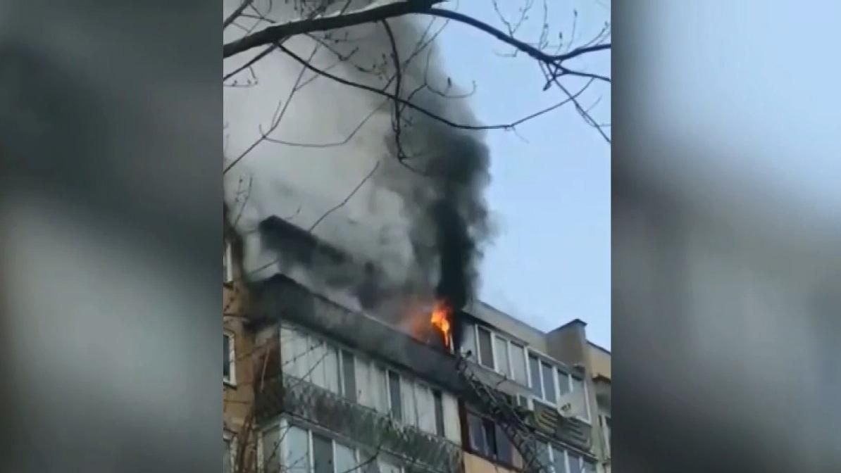 У житловому будинку Києва сталась пожежа, є постраждалий: відео з місця події У житловому будинку Києва сталась пожежа, є постраждалий: відео з місця події