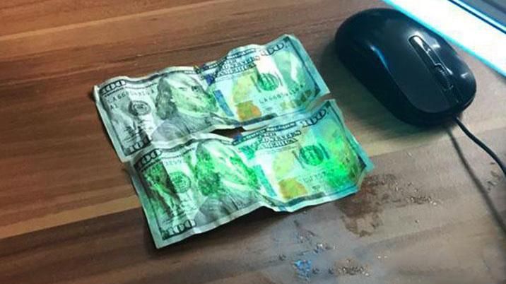 Пограничник на Закарпатье хотел съесть взятку при задержании Пограничник на Закарпатье хотел съесть взятку при задержании