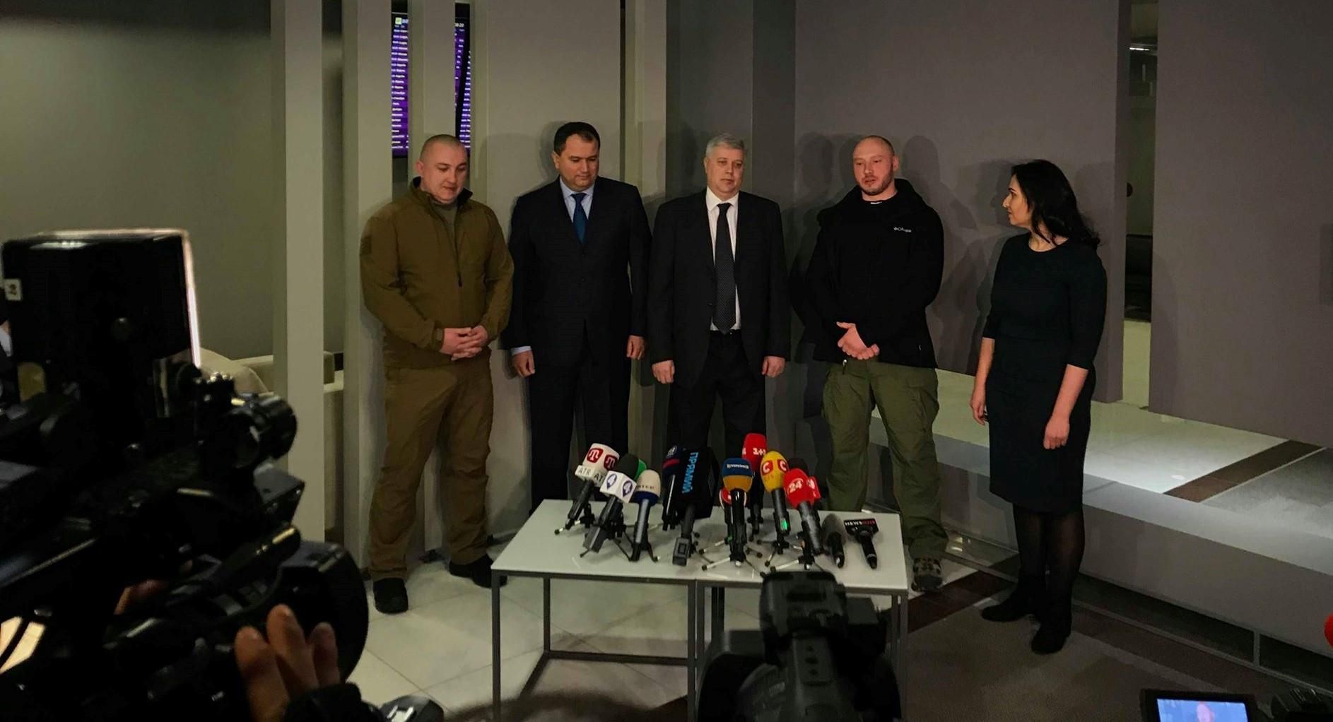 Спасенный от смертной казни украинский моряк уже в Украине: фото Спасенный от смертной казни украинский моряк уже в Украине: фото