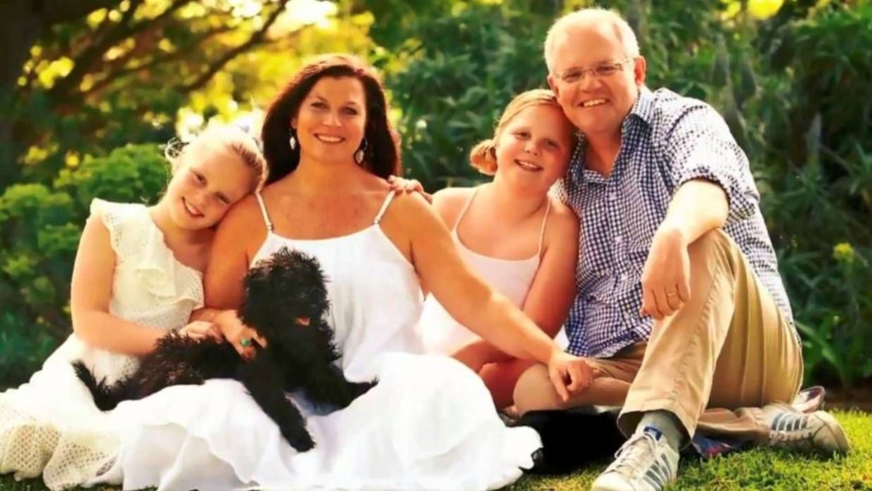 Дві ліві ноги: прем'єра Австралії висміяли через невдалий фотошоп Дві ліві ноги: прем'єра Австралії висміяли через невдалий фотошоп