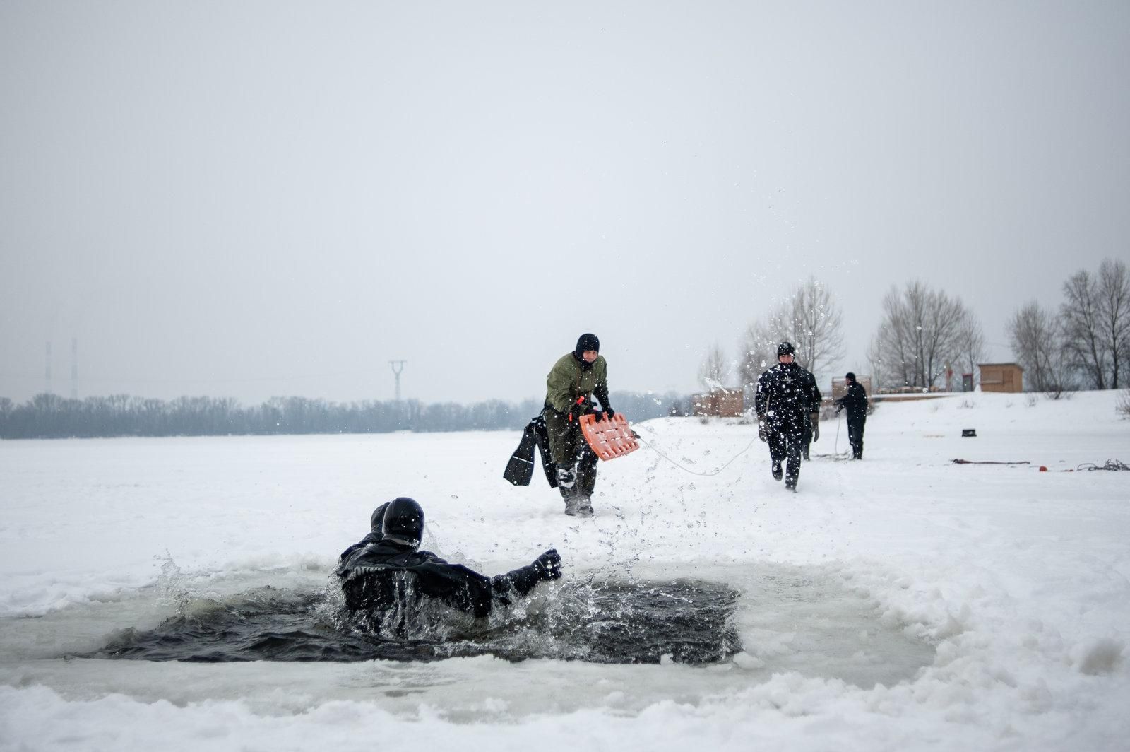 Рятувальники показали, як врятувати людину з-під льоду: важливі поради Рятувальники показали, як врятувати людину з-під льоду: важливі поради