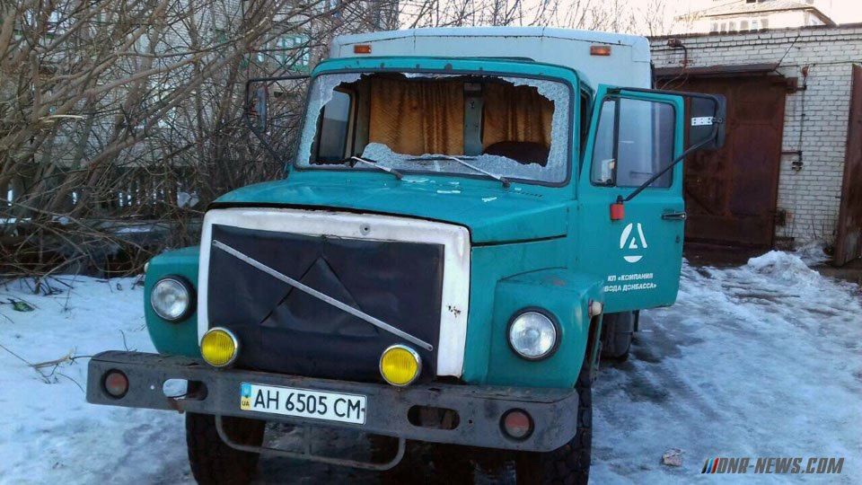 Бойовики обстріляли робітників "Води Донбасу": водопостачальників поранено, їхнє авто згоріло 