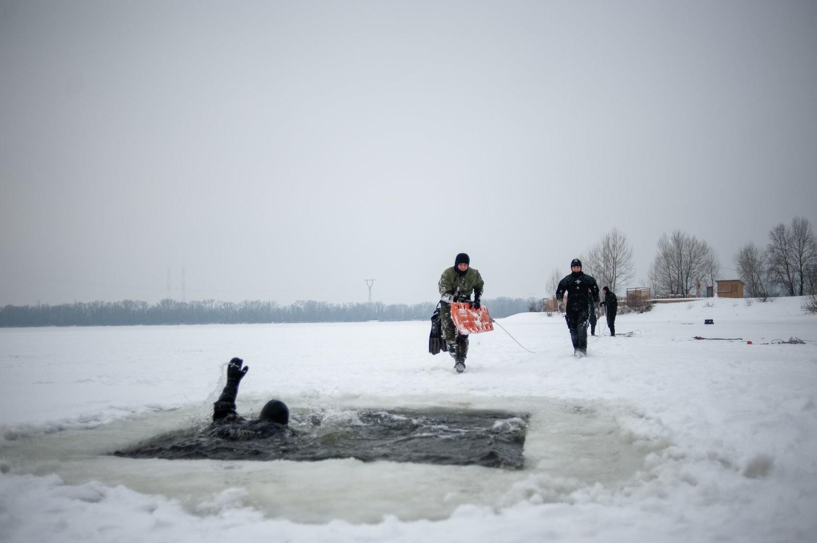 Спасатели показали, как спасти человека из-под льда: важные советы