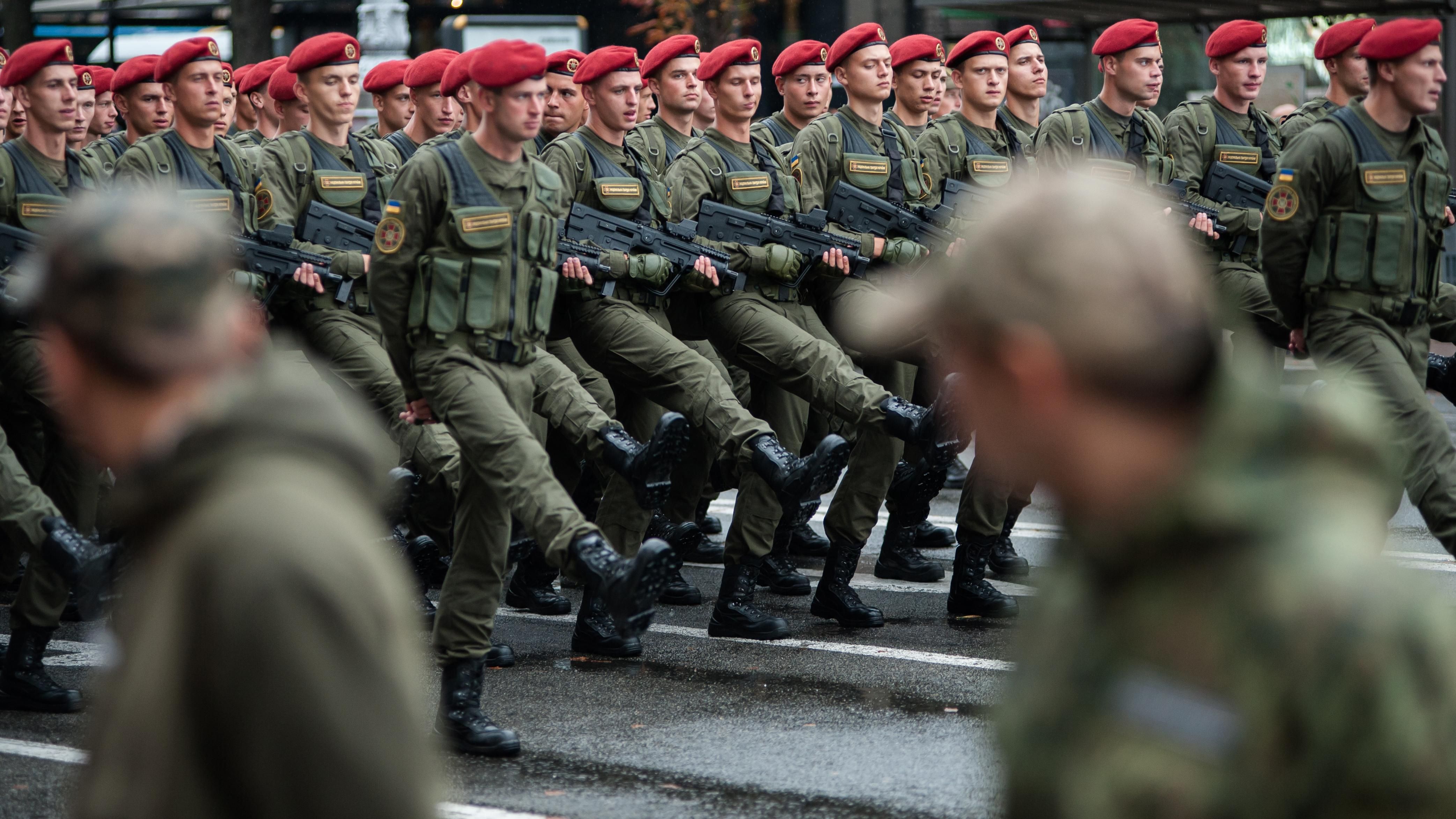 Як зміцнилась українська армія після початку агресії Кремля: заява Порошенка 