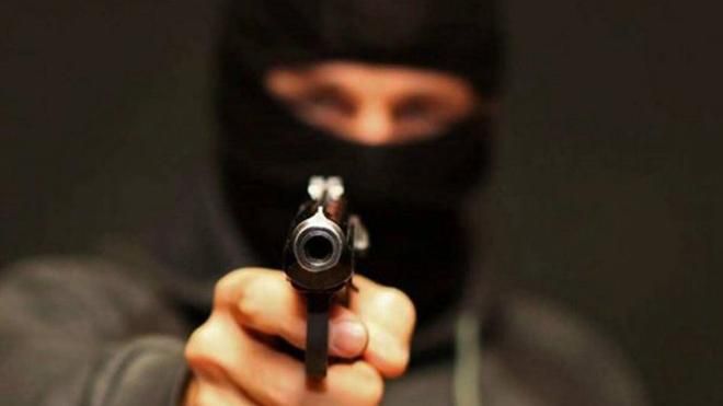 На Донеччині молодики з іграшковим пістолетом пограбували комп'ютерний клуб На Донеччині молодики з іграшковим пістолетом пограбували комп'ютерний клуб