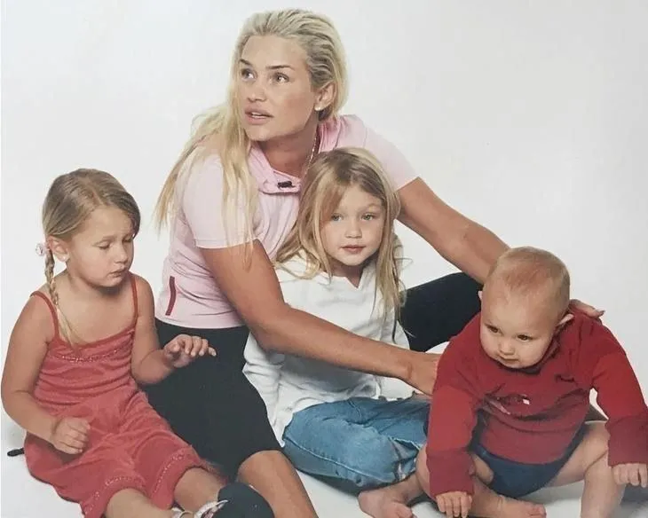 Йоланда Хадід Джіджі Белла Анвар Йоланда Хадід Джіджі Белла Анвар