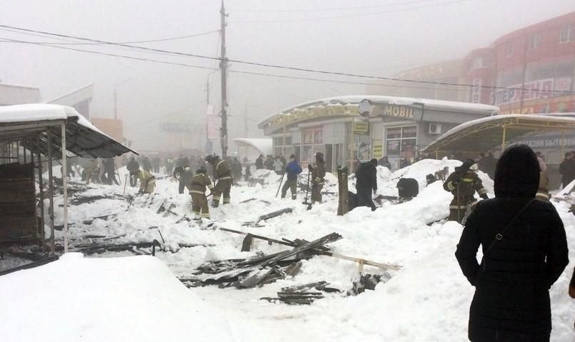 В оккупированной Макеевке обрушилась крыша торгового ряда, есть пострадавшие: фото и видео