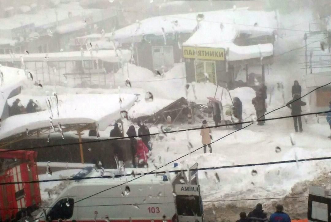 Обвал даху на ринку в Макіївці: 4 людей госпіталізували Обвал даху на ринку в Макіївці: 4 людей госпіталізували