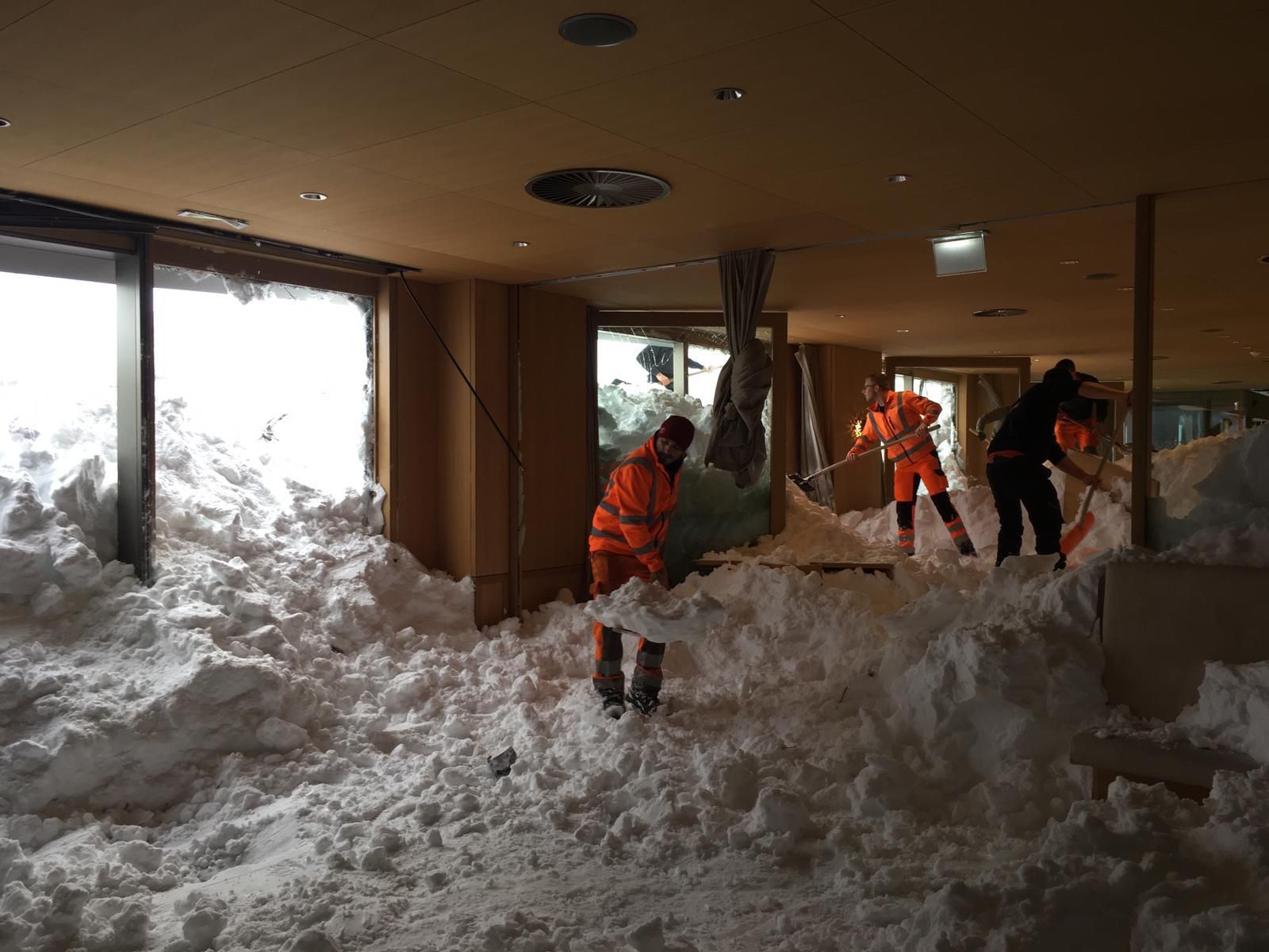 На готель у Швейцарії зійшла лавина, щонайменше 3 осіб постраждали: фото На готель у Швейцарії зійшла лавина, щонайменше 3 осіб постраждали: фото