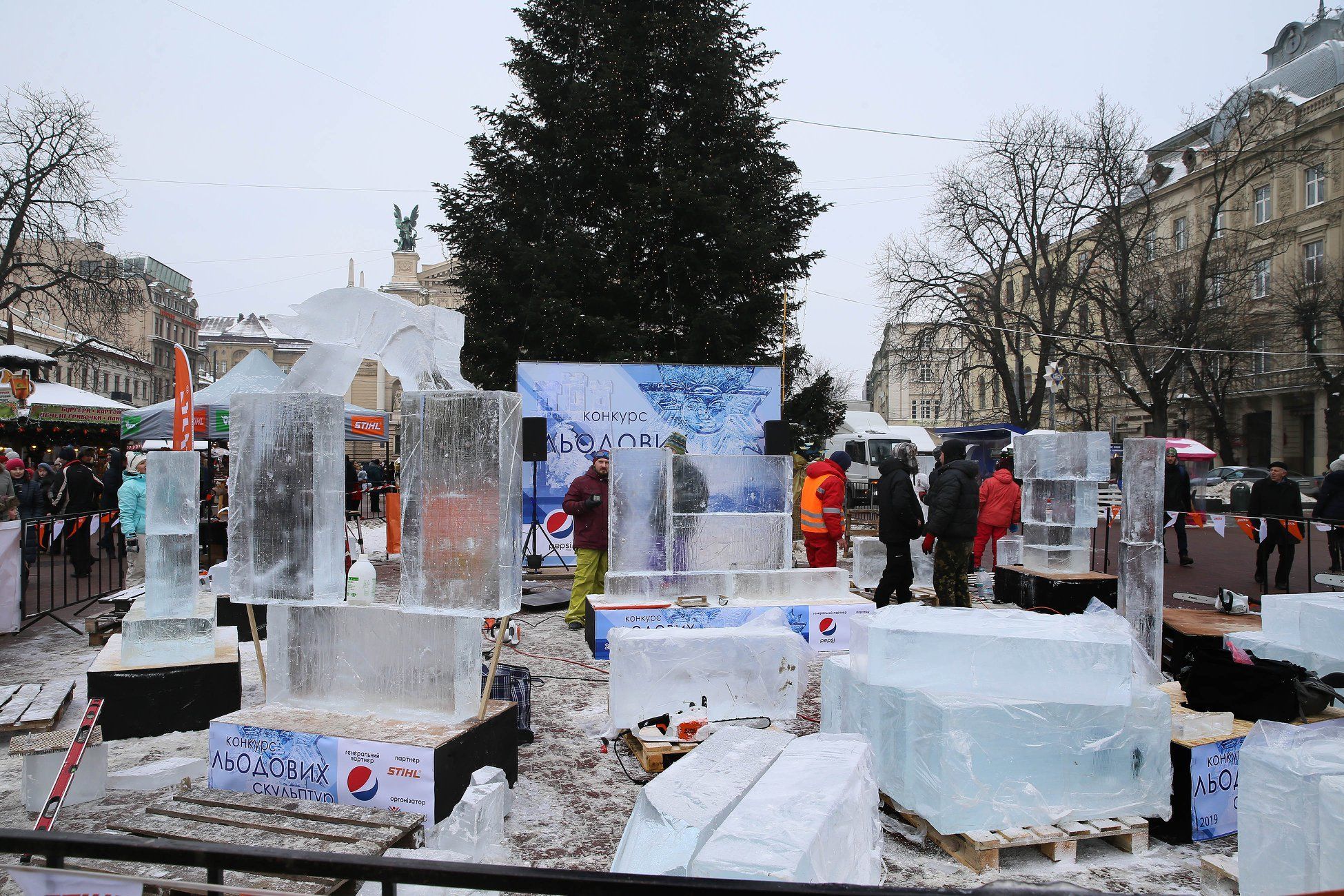 Во Львове начался конкурс скульптур из льда: впечатляющие фото