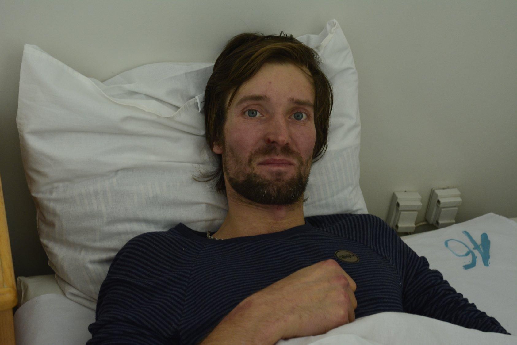 Как чувствует себя и выглядит спасенный в Карпатах лыжник: фото из больницы
