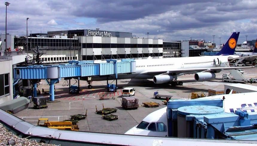 Украинцам, которые собрались лететь во Франкфурт, посоветовали перебронировать билеты: причина Украинцам, которые собрались лететь во Франкфурт, посоветовали перебронировать билеты: причина