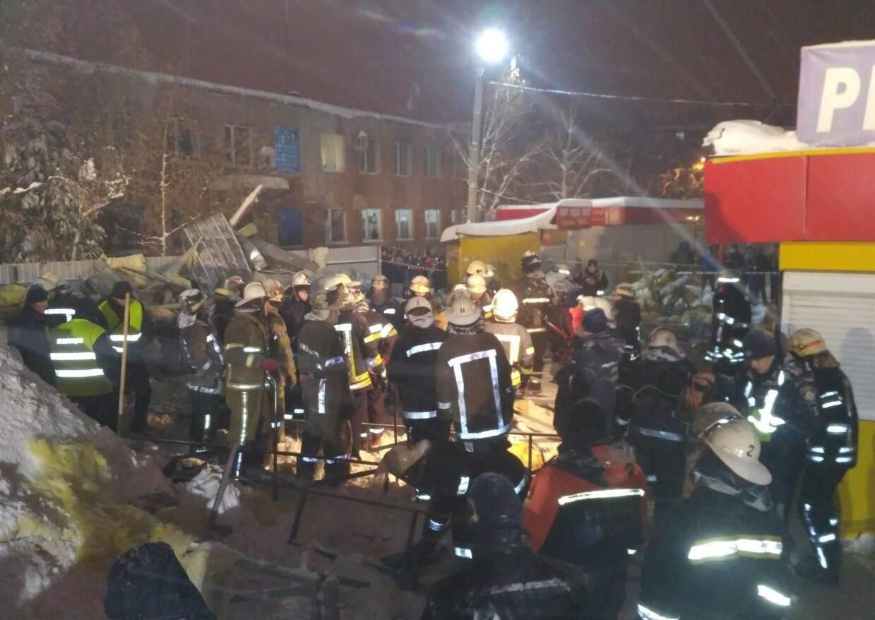 В Харькове на людей обрушился потолок торгового павильона, есть пострадавшие: фото и видео