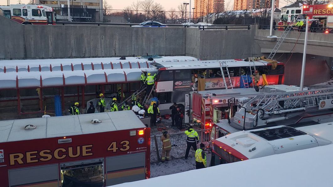 Двухэтажный автобус въехал в остановку в Канаде: много жертв и раненых