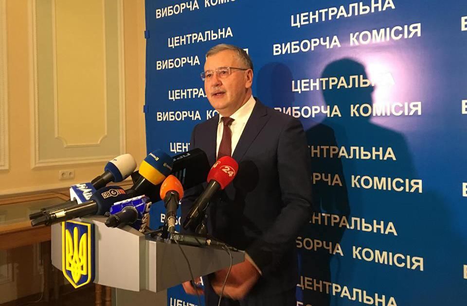 Анатолий Гриценко подал документы в ЦИК для участия в выборах президента