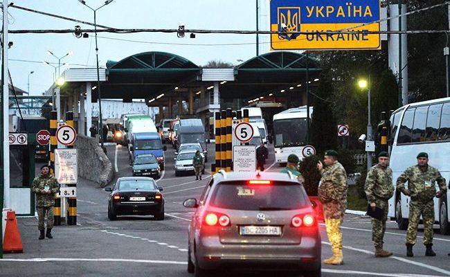 Польща заблокує пропуск авто на кордоні з Україною: названо дату