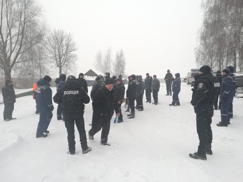 На киевском водохранилище трое мужчин провалились под лед