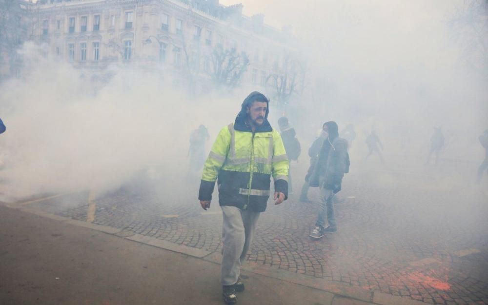 Протести "жовтих жилетів" у Парижі: поліція застосувала проти маніфестантів сльозогінний газ