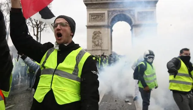 жовті жилети у Парижі Тріумфальна арка протести Франція