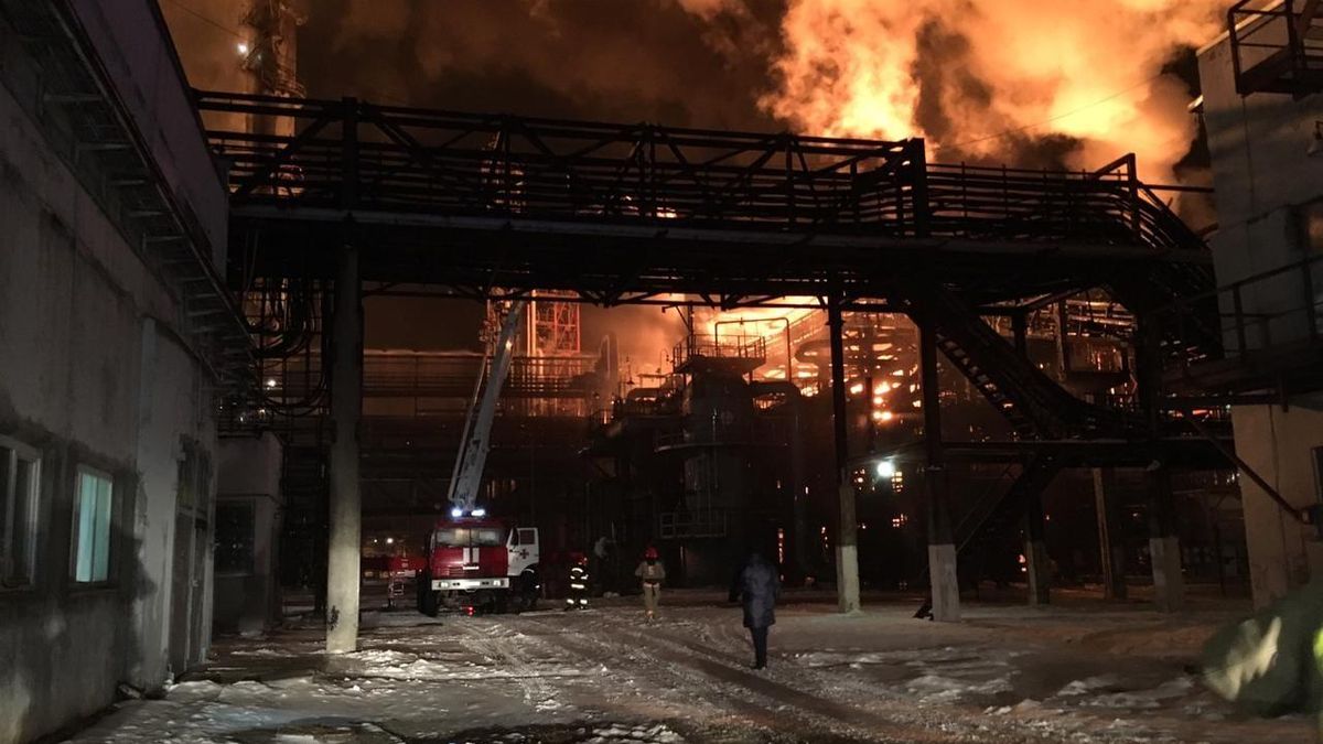 У Калуші – масштабна пожежа на заводі із виробництва хімікатів: фото, відео