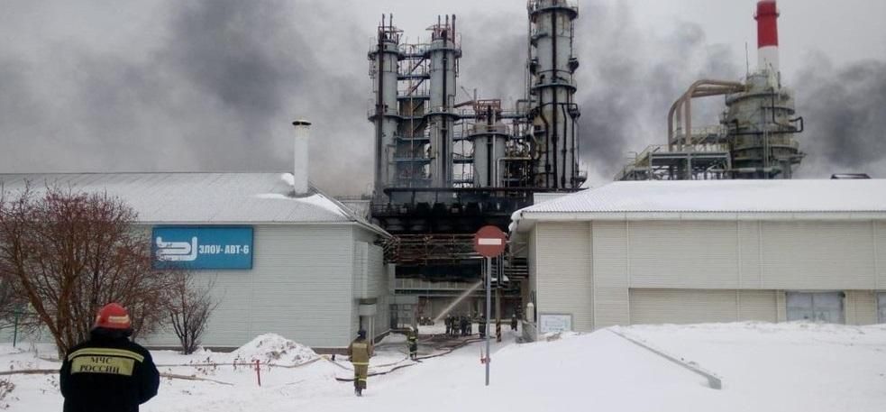 У Росії спалахнув нафтопереробний завод: фото з місця інциденту У Росії спалахнув нафтопереробний завод: фото з місця інциденту