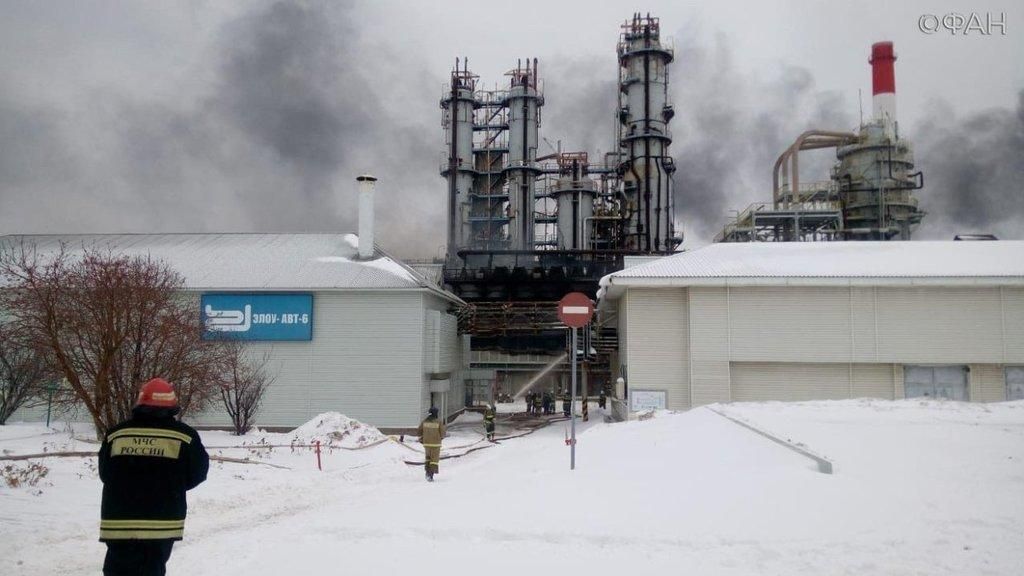 В России загорелся нефтеперерабатывающий завод: фото с места инцидента