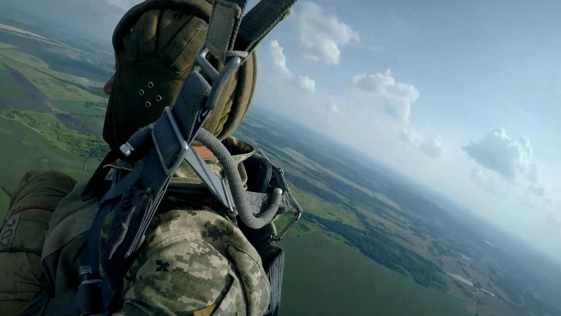 "Я впевнений, що він не розкриється": як рекрутів вчать правильно стрибати з парашутом "Я впевнений, що він не розкриється": як рекрутів вчать правильно стрибати з парашутом