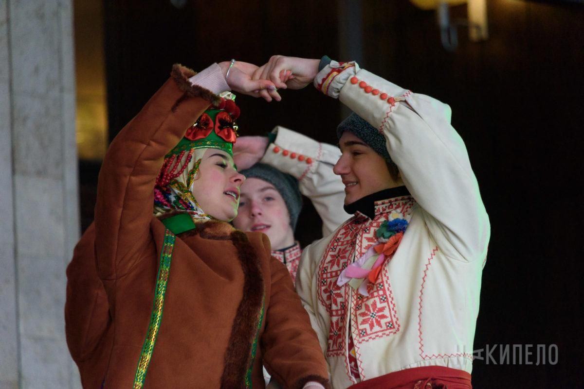 Тисячі українців заспівали відому колядку у центрі Харкова: захопливе відео Тисячі українців заспівали відому колядку у центрі Харкова: захопливе відео