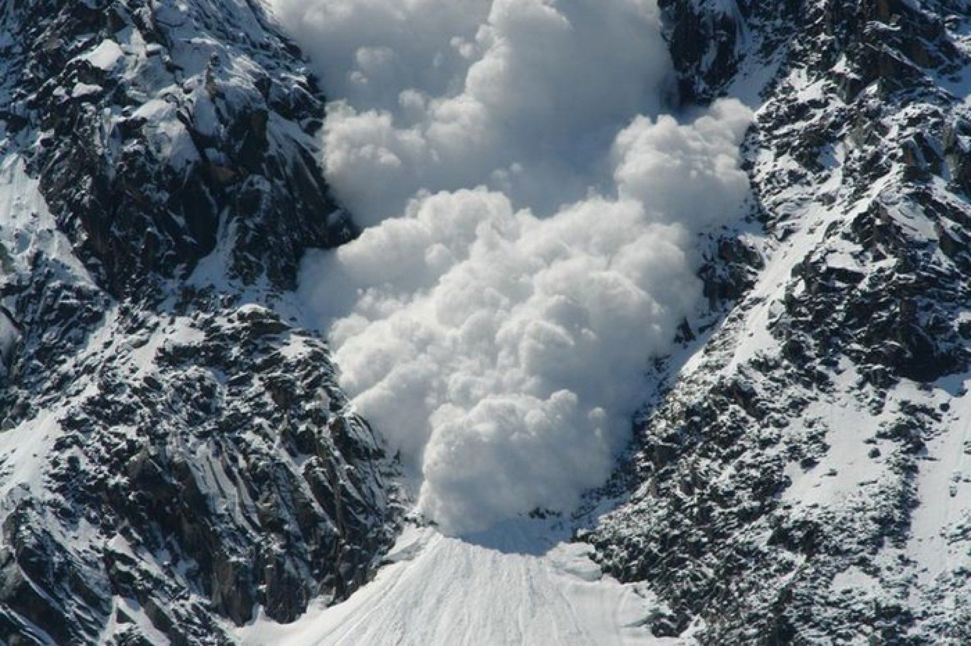 В Альпах під лавиною загинули туристи