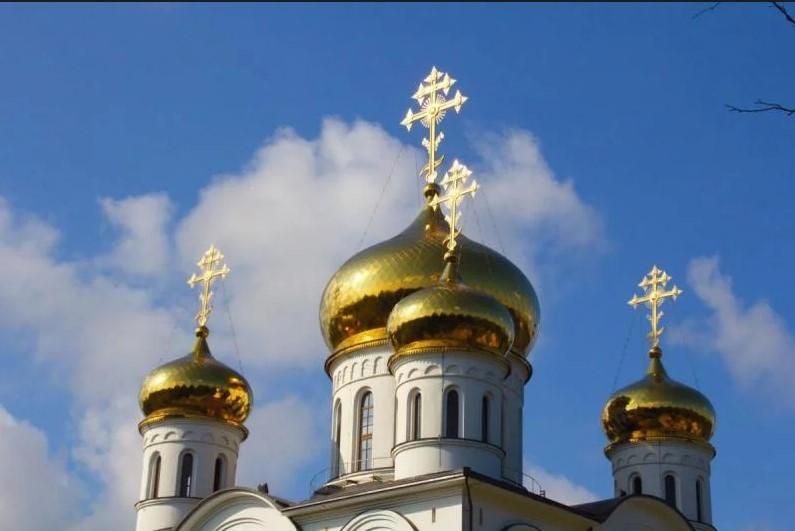 На Житомирщині громада не впустила священиків УПЦ МП до храму, розгорівся конфлікт: фото, відео