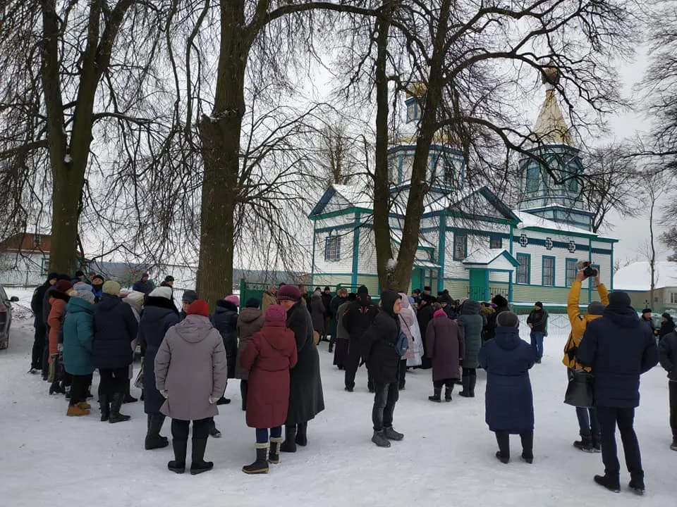 На Житомирщині громада не впустила священиків УПЦ МП до храму