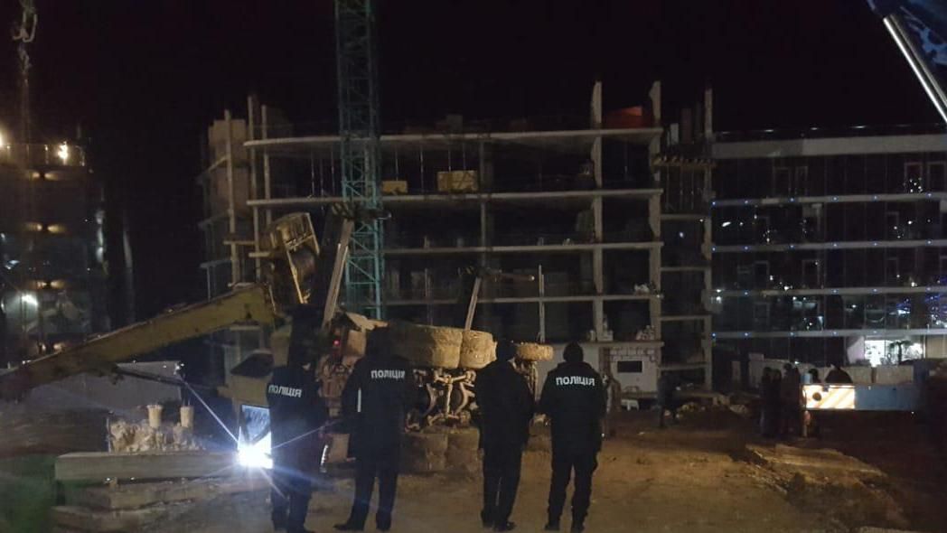 Смерть робітника на будмайданчику в Одесі вилилась у скандал: деталі Смерть робітника на будмайданчику в Одесі вилилась у скандал: деталі