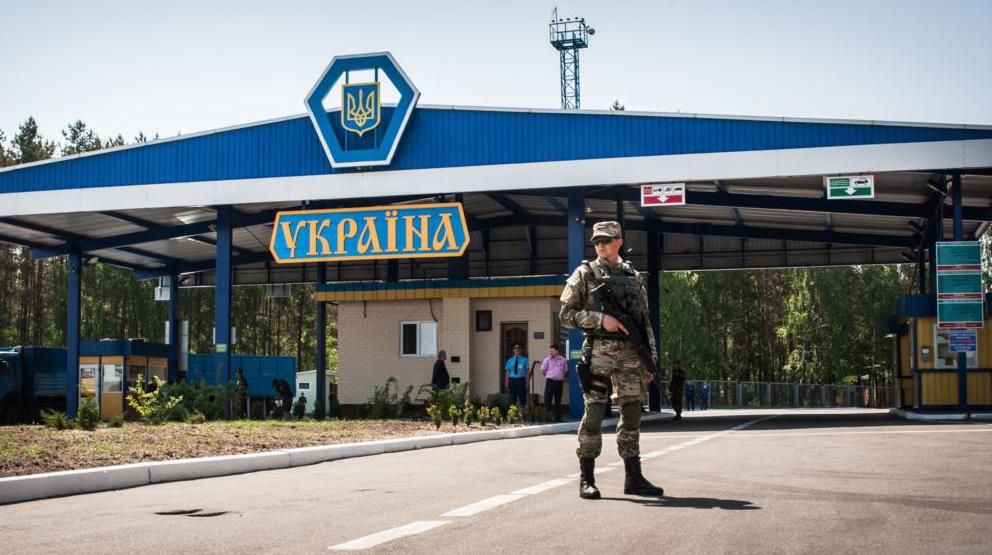 Українські прикордонники зупинили спробу чоловіка втекти до Росії і врятували йому життя