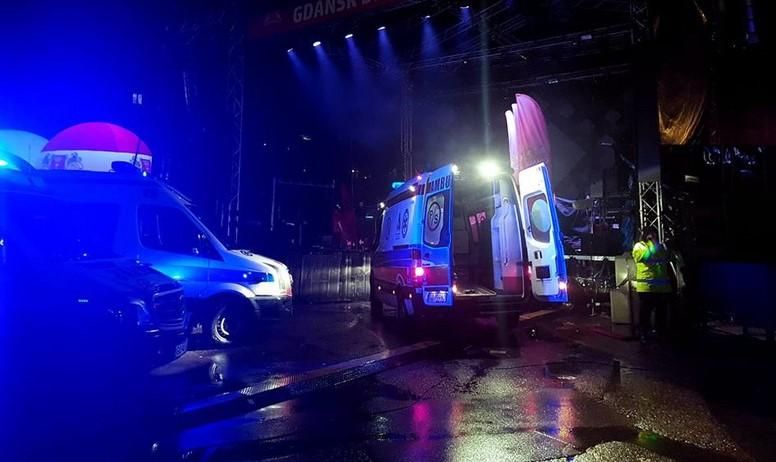 На мера польського Гданська напали з ножем під час концерту, він у важкому стані: відео