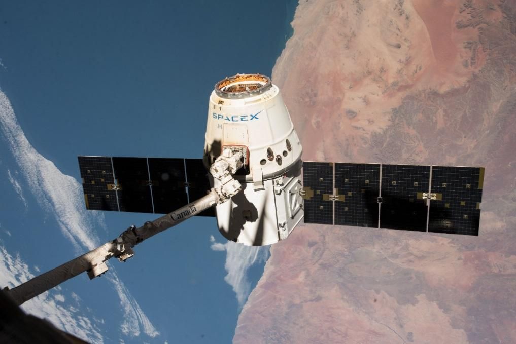 Космічний корабель SpaceX Dragon відстикувався від МКС і рухається до Землі