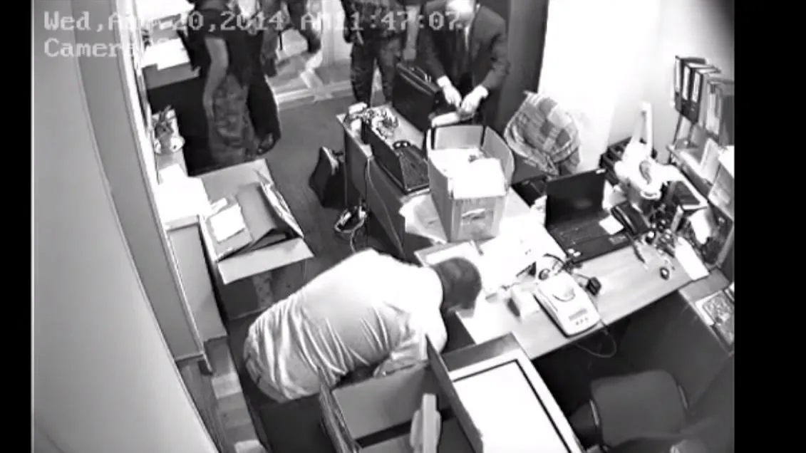 Кадр з відео про пограбування правоохоронцями ювелірки