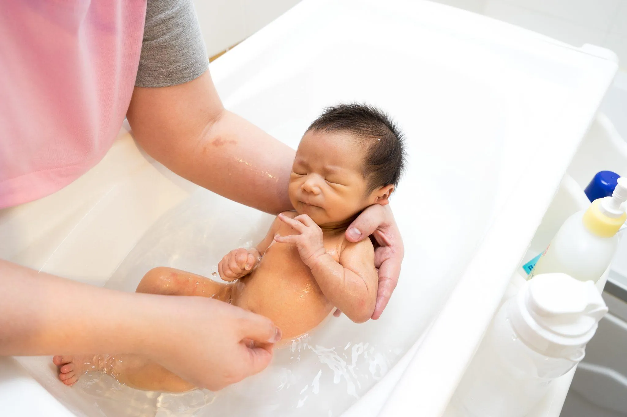 Як правильно мити голову немовляті