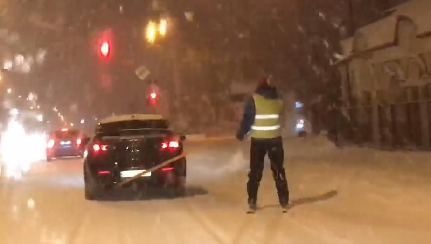 В Ужгороде лыжник устроил опасное катание по улицам города: видео