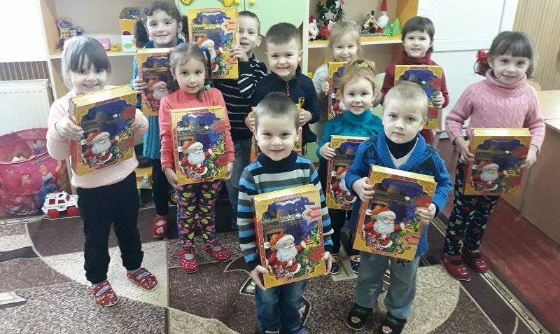 "Укрлендфармінг" Бахматюка подарував дітям десятки тисяч солодких подарунків