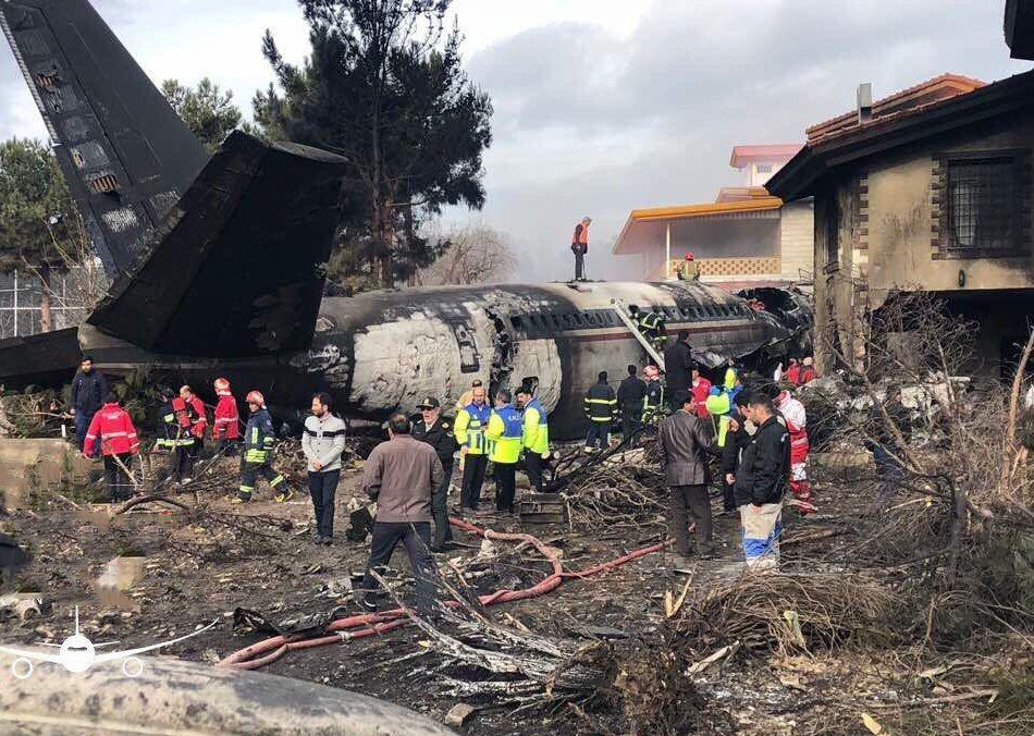Вантажний літак розбився в Ірані, багато загиблих: моторошні фото та відео