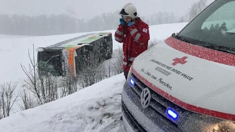 В Австрии во время метели перевернулся автобус: есть пострадавшие