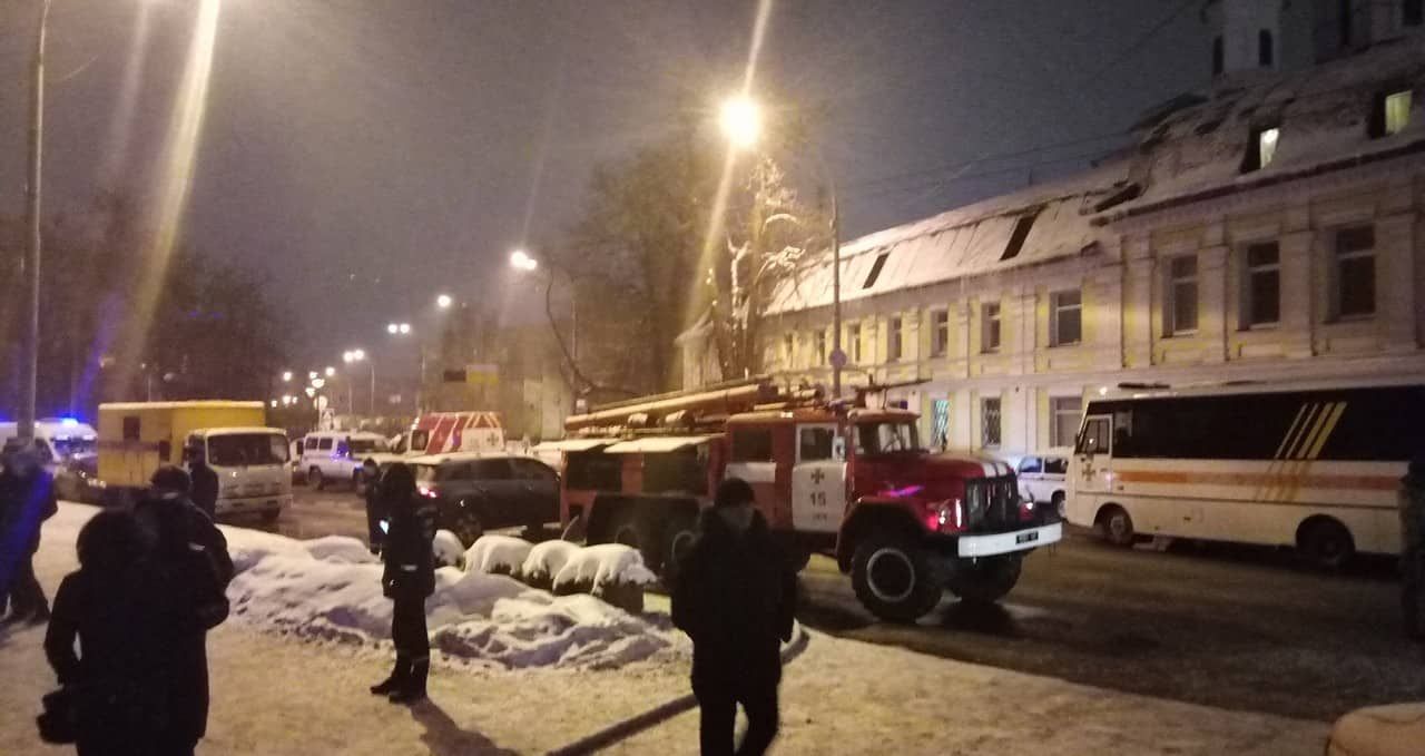 На территории Киево-Печерской лавры вспыхнул пожар: фото, видео