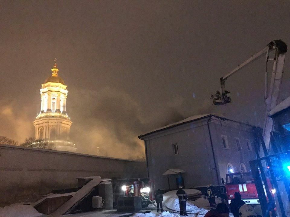 Из-за пожара в Киево-Печерской лавре не ездят троллейбусы