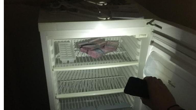 Чиновник из Полтавщины спрятал взятку в холодильнике: мужчину задержали