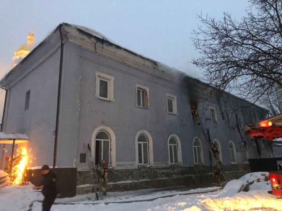 Пожежа у Києво-Печерській лаврі: вогонь частково загасили