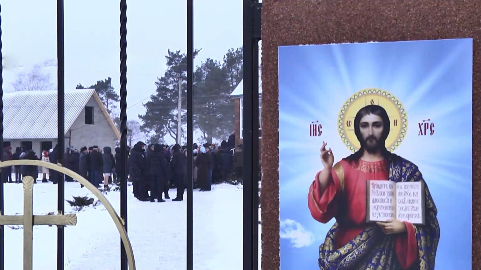 Втримати будь-якою ціною: як Московський патріархат возить у села "церковних тітушок"